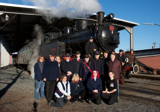 Hessencourrier Gruppenbild der Vereinsmitglieder vor der Lok